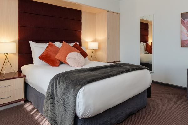 Mercure-Albury-Hero-Image_Deluxe-Spa-Suite