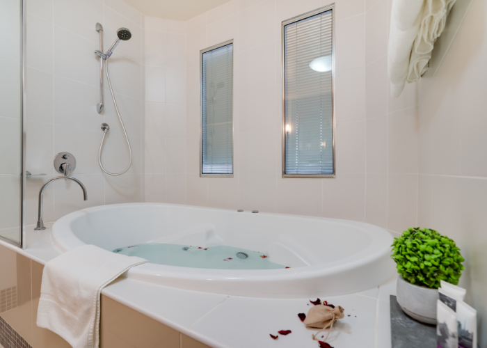 Mercure-Albury-_-Deluxe-Spa-Suite-10