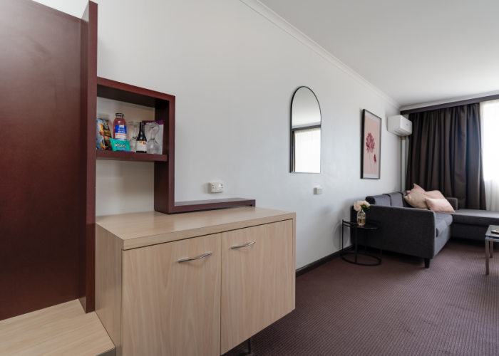 Mercure-Albury-_-Deluxe-Spa-Suite-2