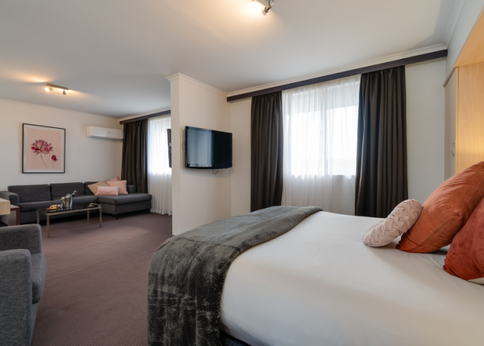 Mercure-Albury-_-Deluxe-Spa-Suite-6